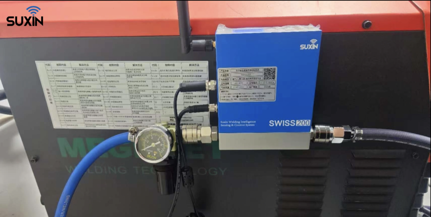 Modulo SUXIN SWISS-200 agganciato in modo non invasivo a una saldatrice